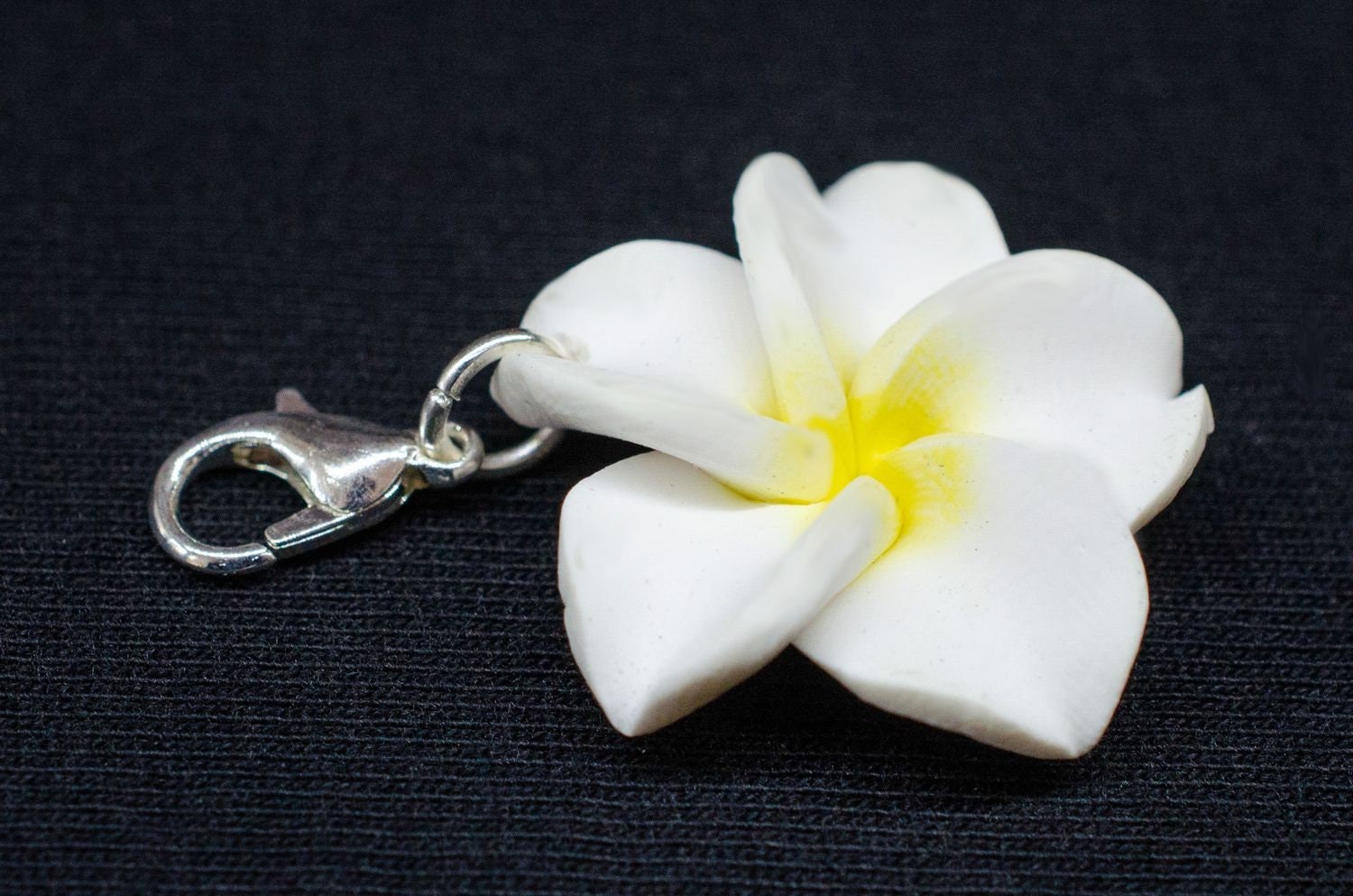 Frangipani Charm Anhänger Bettelarmband Miniblings Blume Blüte Plumeria Weiß von Miniblings