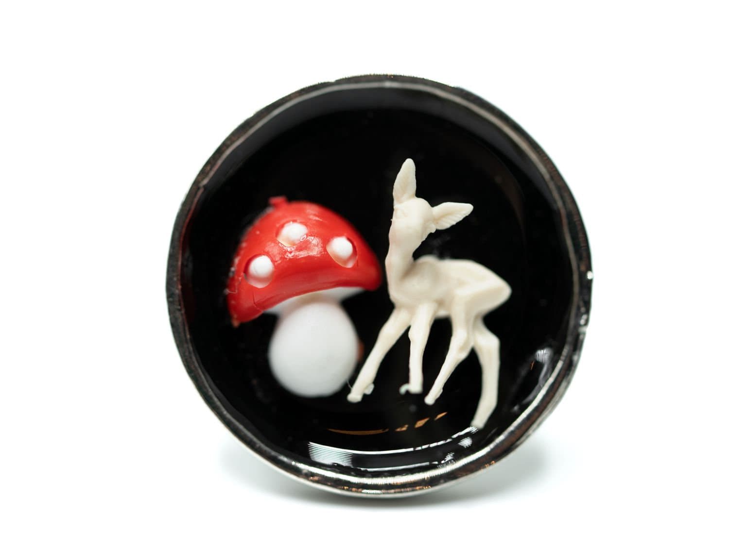 Märchen Reh Pilz Brosche Miniblings Anstecknadel Pin Wald Rehkitz Rund Schwarz Märchen Reh Pilz Brosche Miniblings Anstecknadel Pin Wald Rehkitz Rund Schwarz von Miniblings