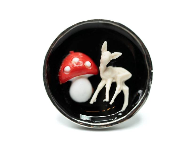 Märchen Reh Pilz Brosche Miniblings Anstecknadel Pin Wald Rehkitz Rund Schwarz Märchen Reh Pilz Brosche Miniblings Anstecknadel Pin Wald Rehkitz Rund Schwarz von Miniblings
