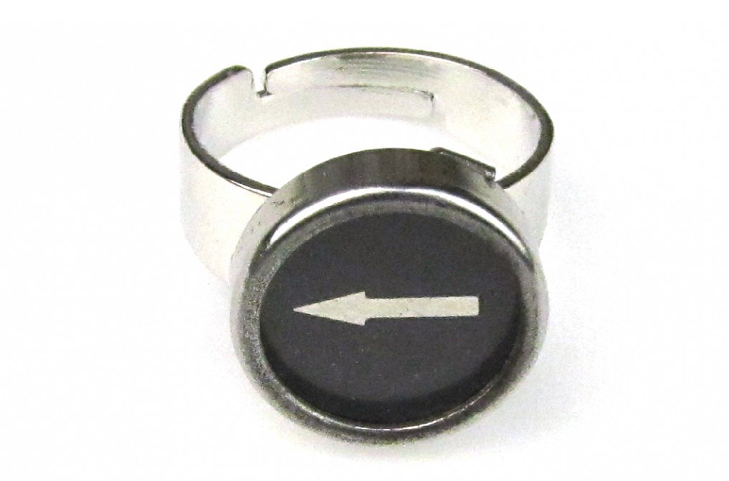 Pfeil Schwarze Taste Ring Vintage Schreibmaschinentaste Miniblings Upcycling von Miniblings