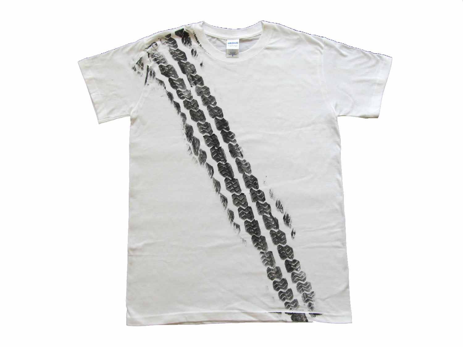 Reifenspur T-Shirt Shirt Road Print Herren Bremsspur Reifen Auto Tshirt Weiß von Miniblings