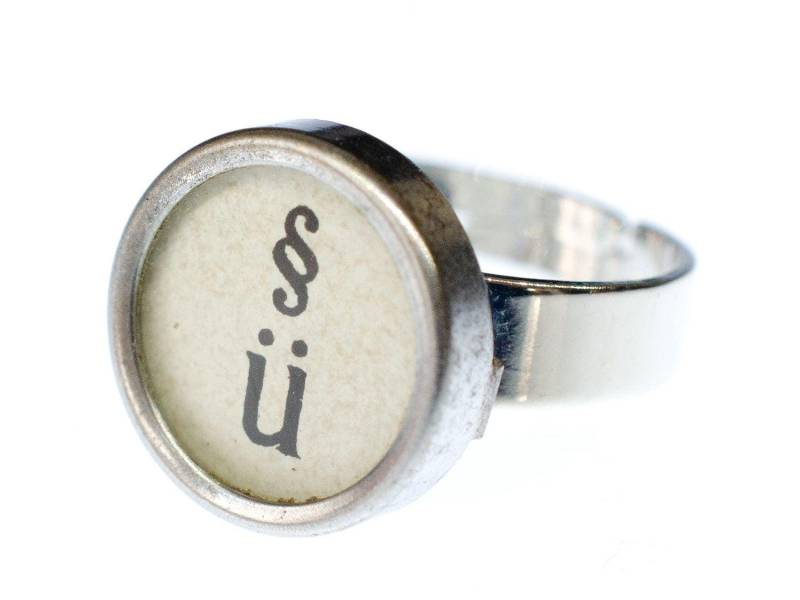 Umlaut Ü Paragraph Taste Ring Schreibmaschinentaste Miniblings Upcycling Weiß von Miniblings