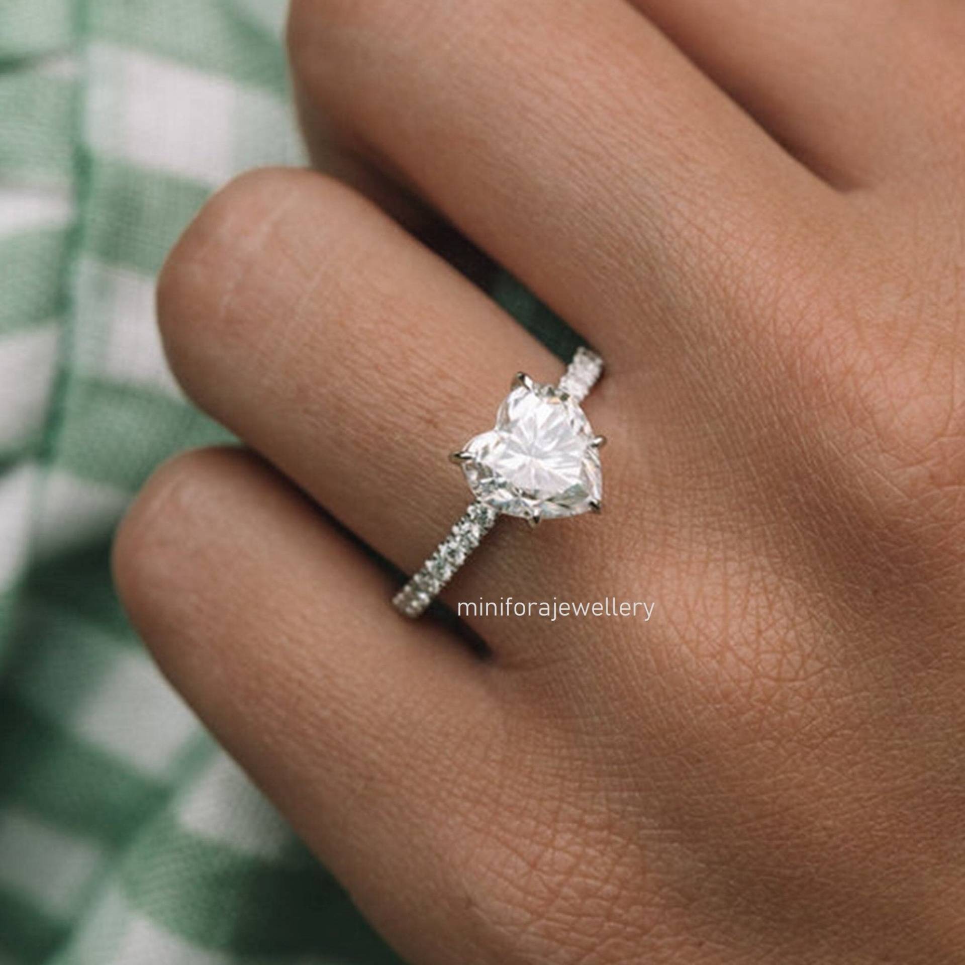 Herzförmiger Solitär-Diamant-Verlobungsring Für Frauen, Pave-Ehering, Herzdiamantring, Blumenkorbeinstellung, Vorschlagsring von MiniforaJewellery