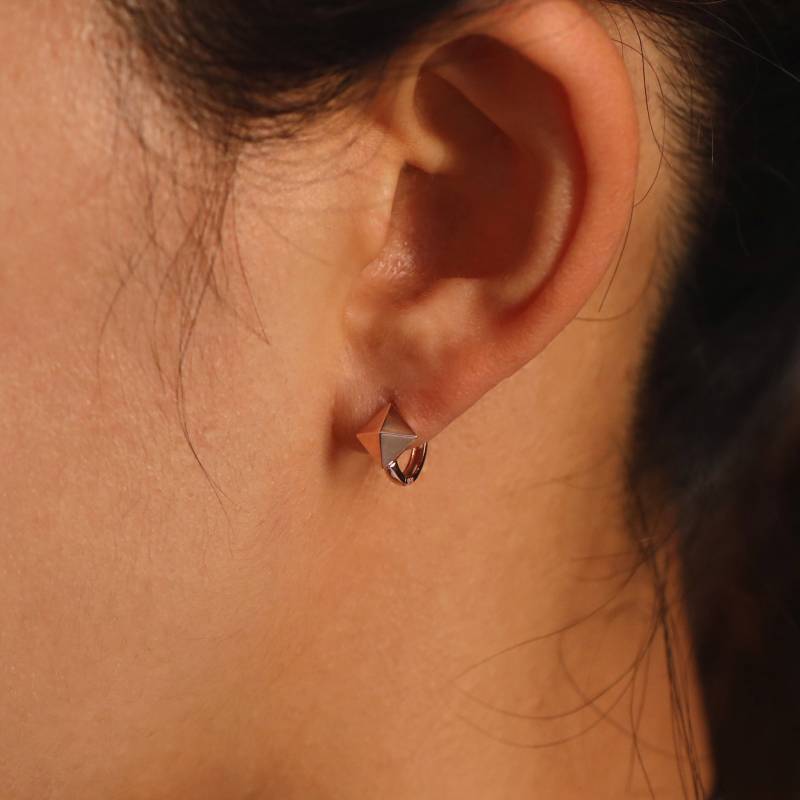 14K Gold Huggie Hoop Pyramiden Ohrringe, Solid Kleine Creolen, Pyramide Einfache Creolen von MinimalAllure