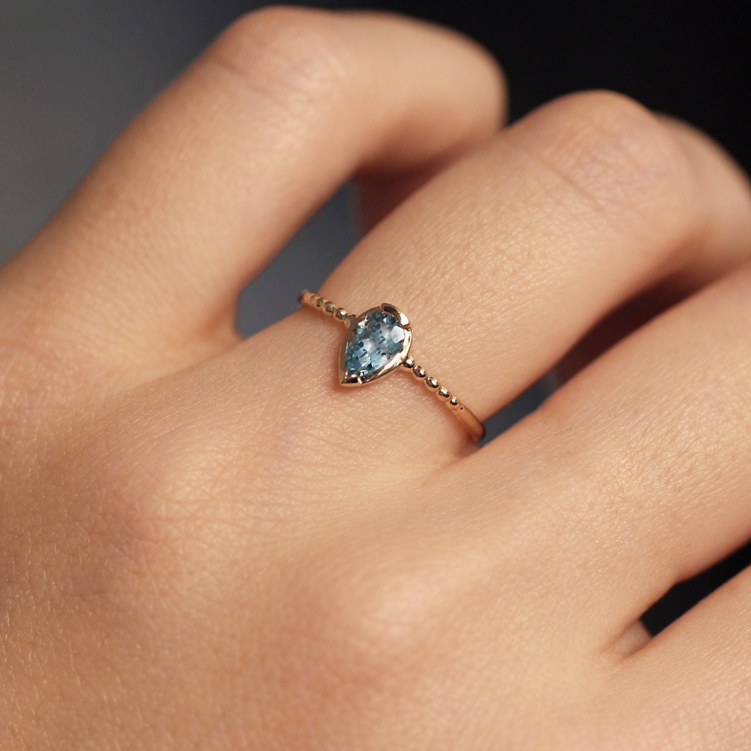 Aquamarin Solitärring, Aquamarinring Mit Perle Detail, 14K Solid Goldring, Teardrop Minimalist Ring von MinimalAllure