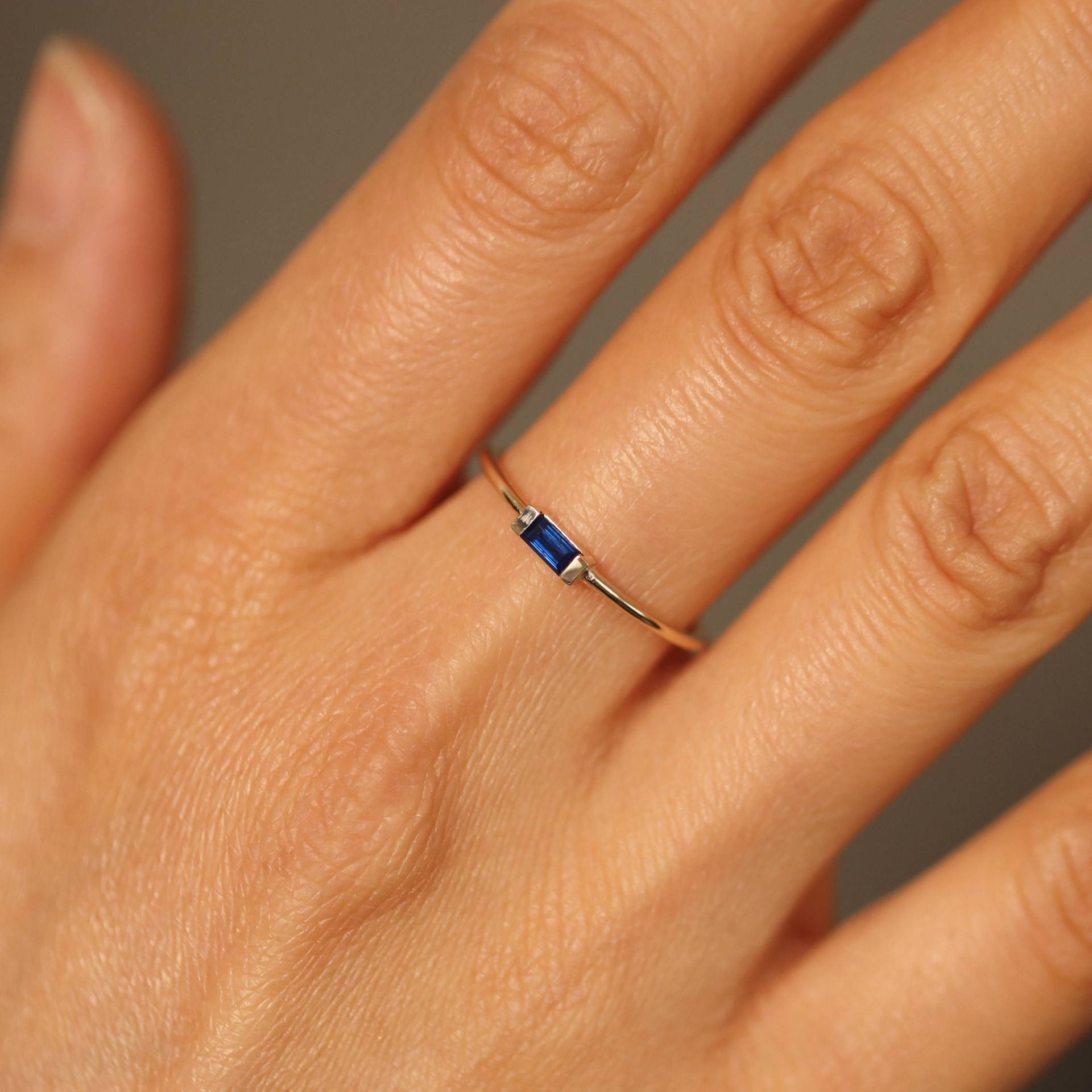 Baguette Blauer Saphir Ring Band, Ring, 14K Ehering, Verlobungsring, Jubiläumsgeschenk von MinimalAllure