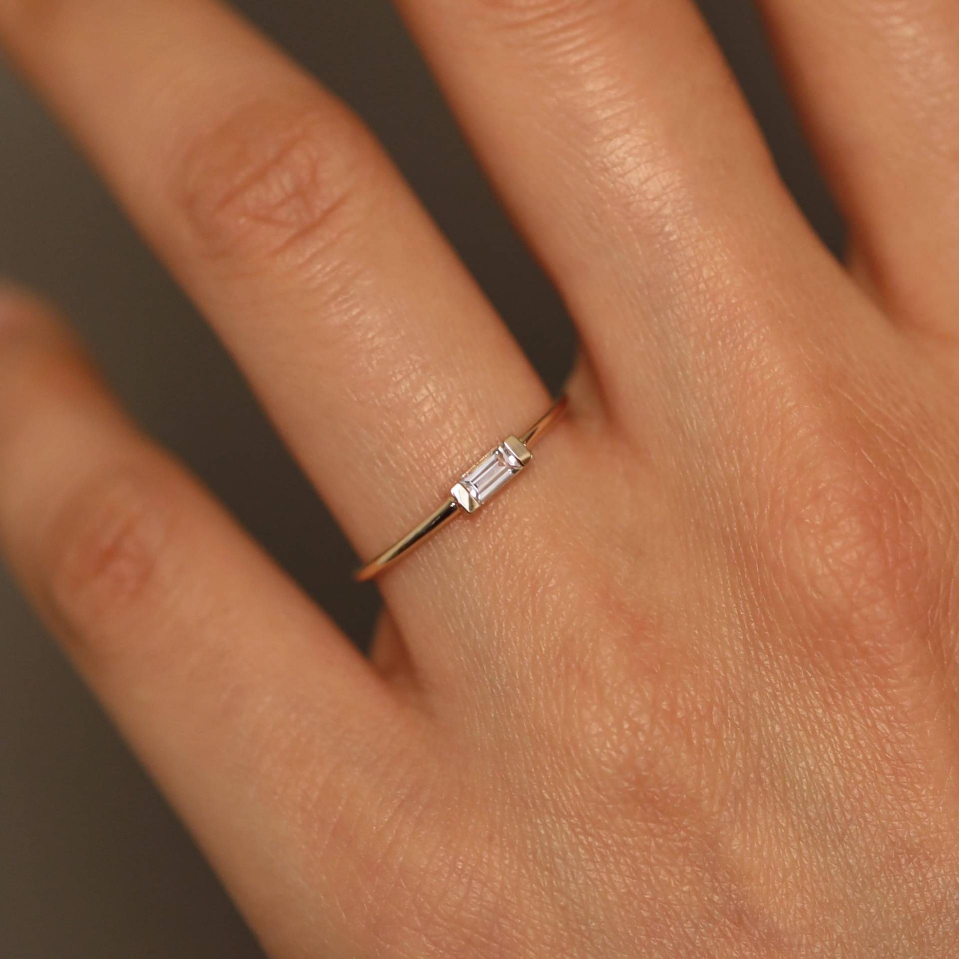 Baguette Weißer Saphir Ring Band, Ring, 14K Trauring, Ehering, Verlobungsring, Jubiläumsgeschenk von MinimalAllure