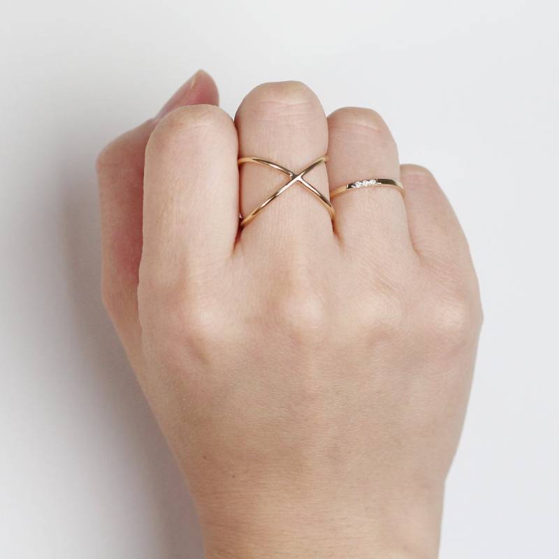 Criss Cross Ring, X 14K Solid Gold Minimalist Promi Layering Stapelring, Stapelbarer Ring von MinimalAllure