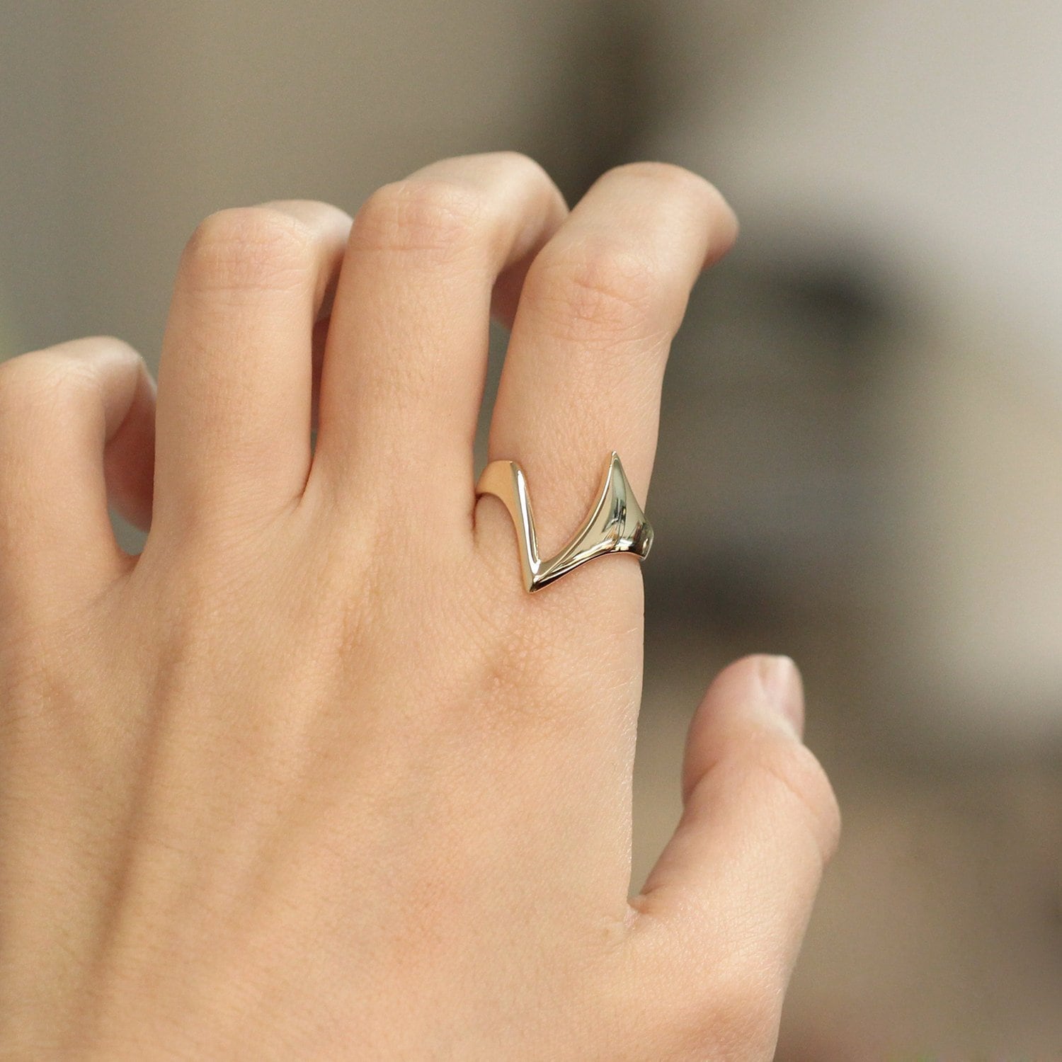 Einzigartiger Goldring, 14K Solider V-Form-Ring, Mode-Goldring von MinimalAllure