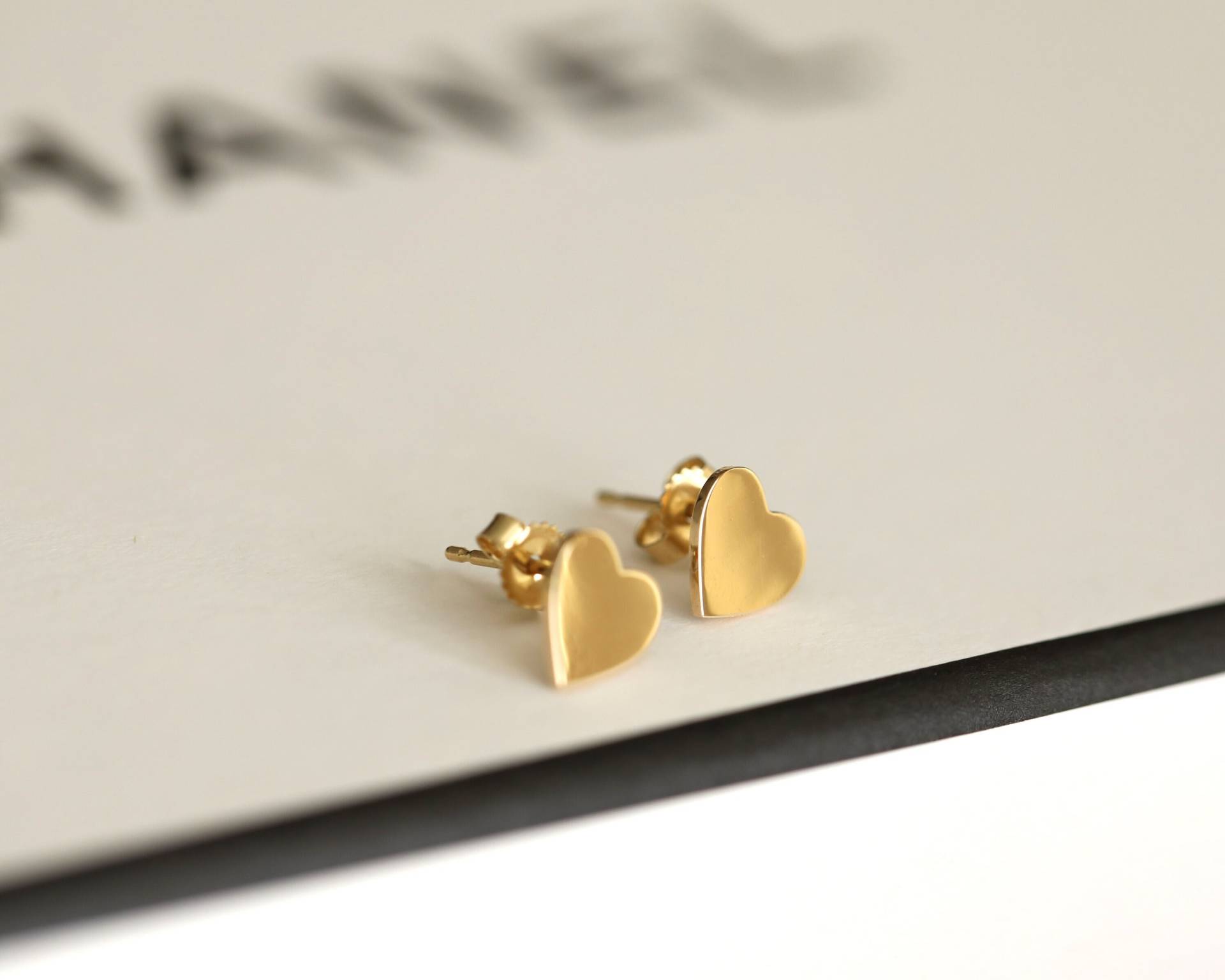 Flaches Herz Ohrstecker, Herzförmige 14K Gold Liebe Ohrringe, Einfache Geburtstagsgeschenk, Ohrstecker von MinimalAllure