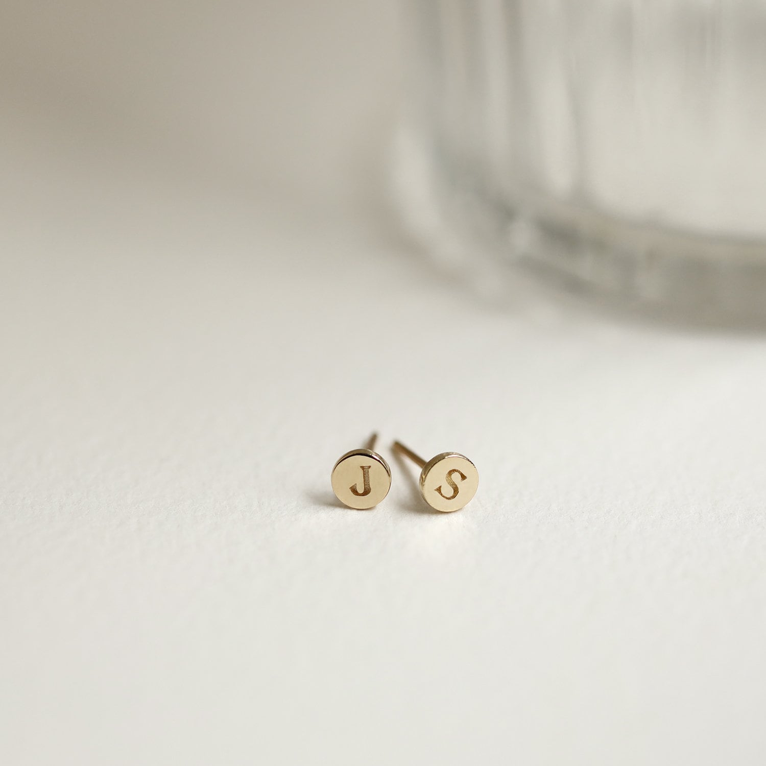 Initial Ohrstecker, Monogramm Bolzen, Solid Gold Personalisierte Ohrringe, Name Piercing, 14K Name, 14K Personalisierter Schmuck von MinimalAllure