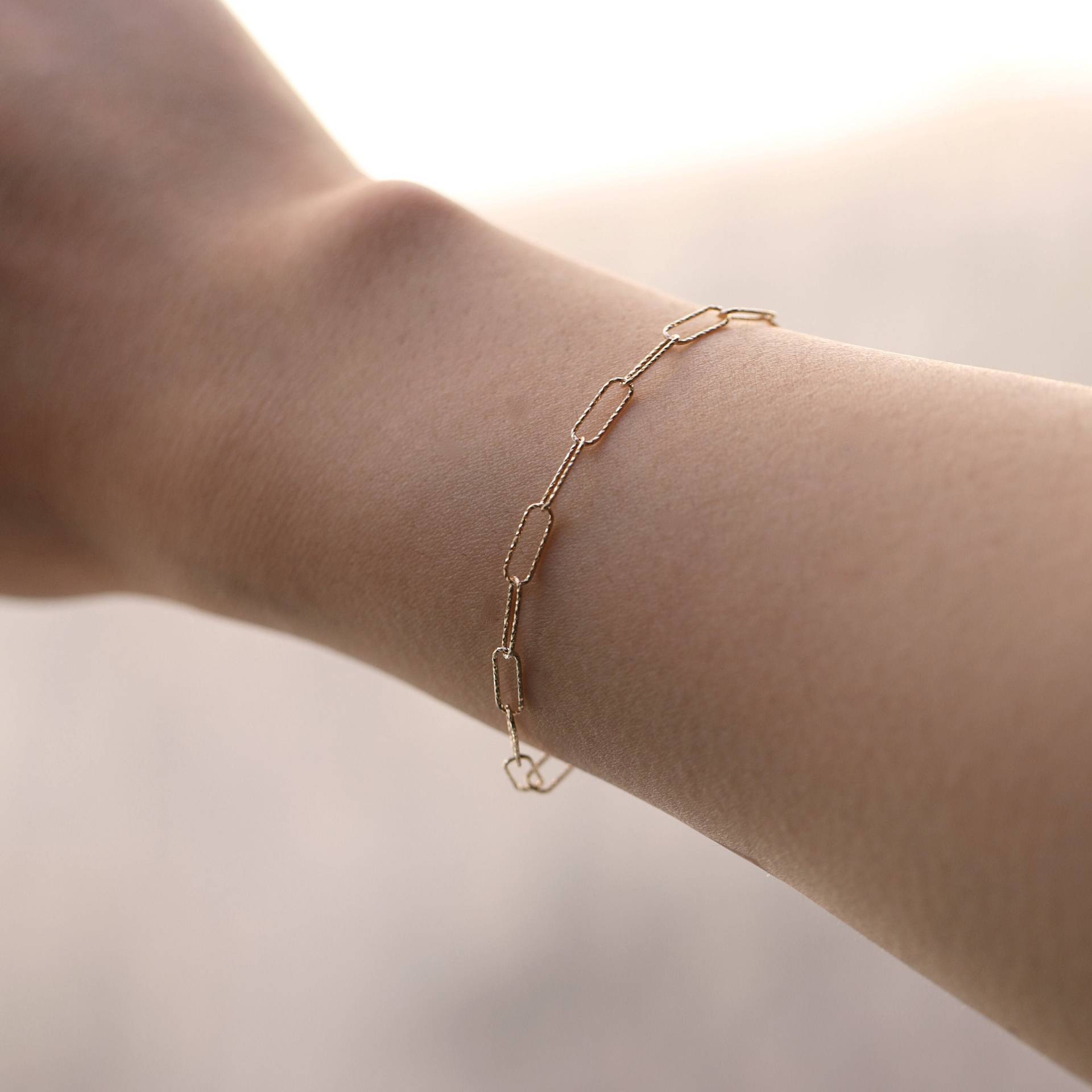 Mini Glitter Büroklammer Armband, 9mm Dünne Papierklammer 14K Dainty Paper Clip Gliederkette Verstellbare Kette Link Armband von MinimalAllure