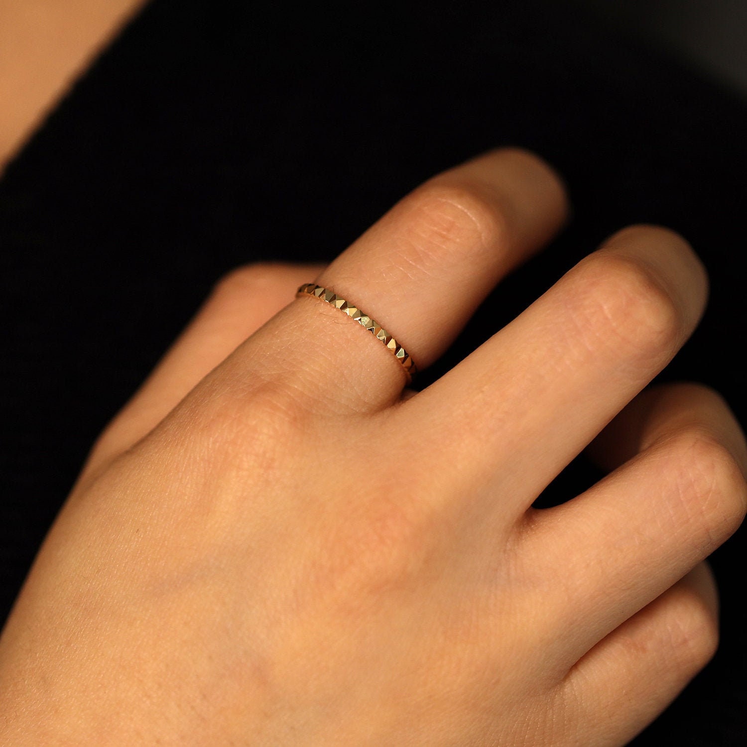 Pyramide Eternity Ring, 14K Gold Ewigkeit Pyramidenring, Diamant Geschnitten Minimalist Stud Spike Ring von MinimalAllure