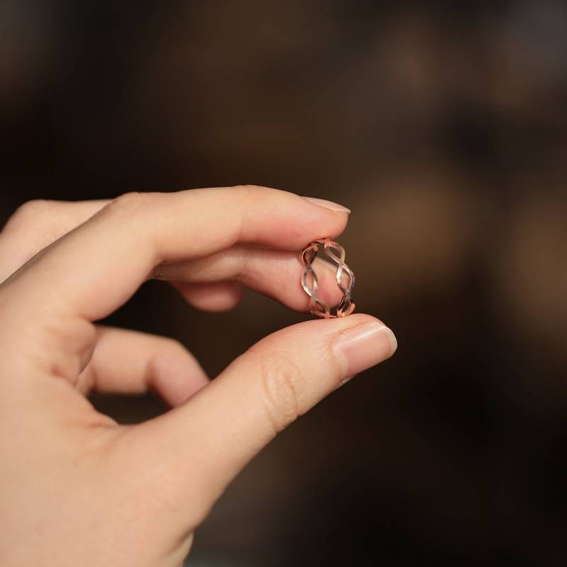 Unendlich Ewigkeit Flach Band, Verlobung Hochzeit Ring, 10K 14K Massiv Gold Ring Einzigartige Twist Stapelbare Ringe, Freundschaftsring von MinimalAllure