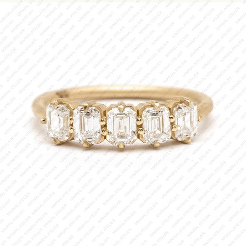 5 Stein Smaragd Cut Form Moissanite Edelstein Bandring Made in 14K Gold Dainty Verlobungsring Geschenk Für Handgemachte Mädchen Schmuck von MinimalAtelier