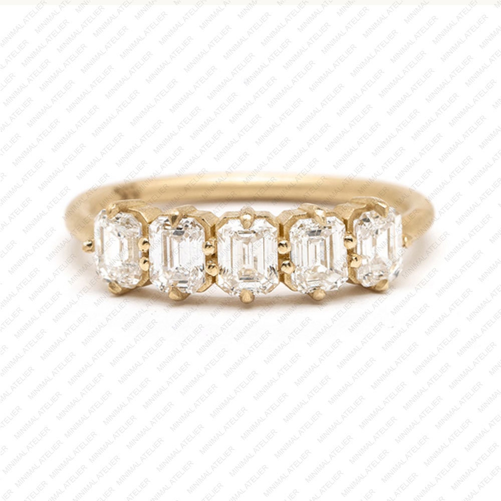 5 Stein Smaragd Schnitt Form Moissanite Edelstein Band Ring Made in 14K Gold Zierliche Verlobungsring Geschenk Für Handgemachte Mädchen Schmuck von MinimalAtelier