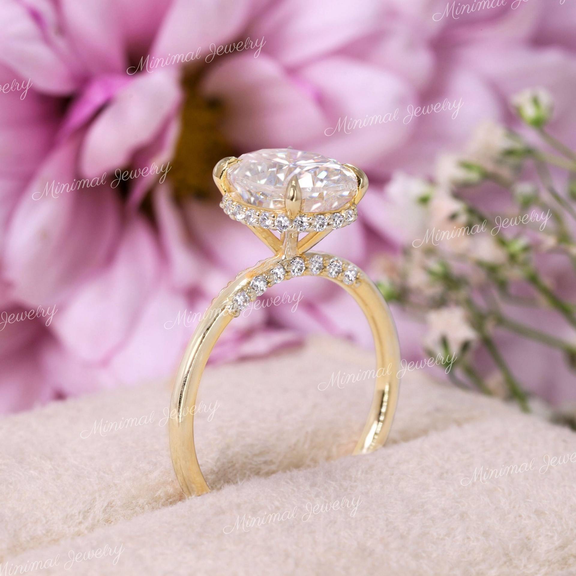 2, 5 Ct Ovaler Verlobungsring, Moissanit Solitärring, Versteckter Heiligenschein, Modern, Pflastern Brücke, Ehering, Frauen, 14K Gelbgold von MinimalJewelryAndCo