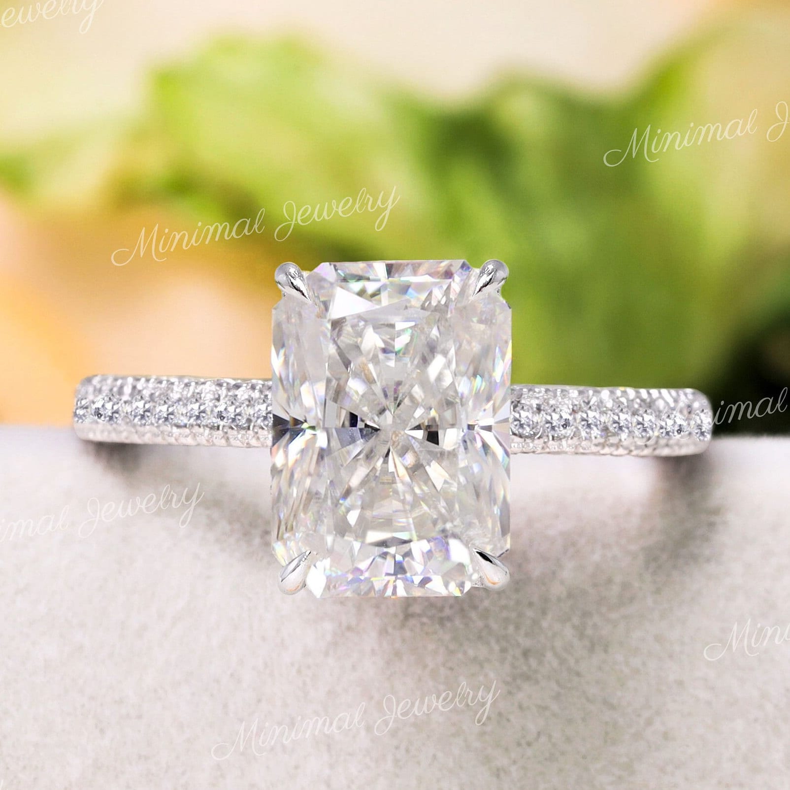 3 Ct Strahlender Moissanite Verlobungsring, Versteckter Heiligenschein, Einzigartiger Dreireihiger Pflastern, Dickes Band, Solitär Ring Ehering von MinimalJewelryAndCo