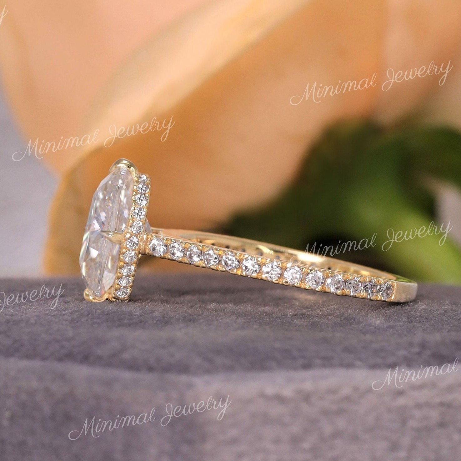 Kissenschliff Moissanite 2, 5 Ct, Versteckte Halo Verlobungsring, Solitär Längliche Kissen Kathedrale Ring, Kim Kardashian Ring Stil Ehering von MinimalJewelryAndCo