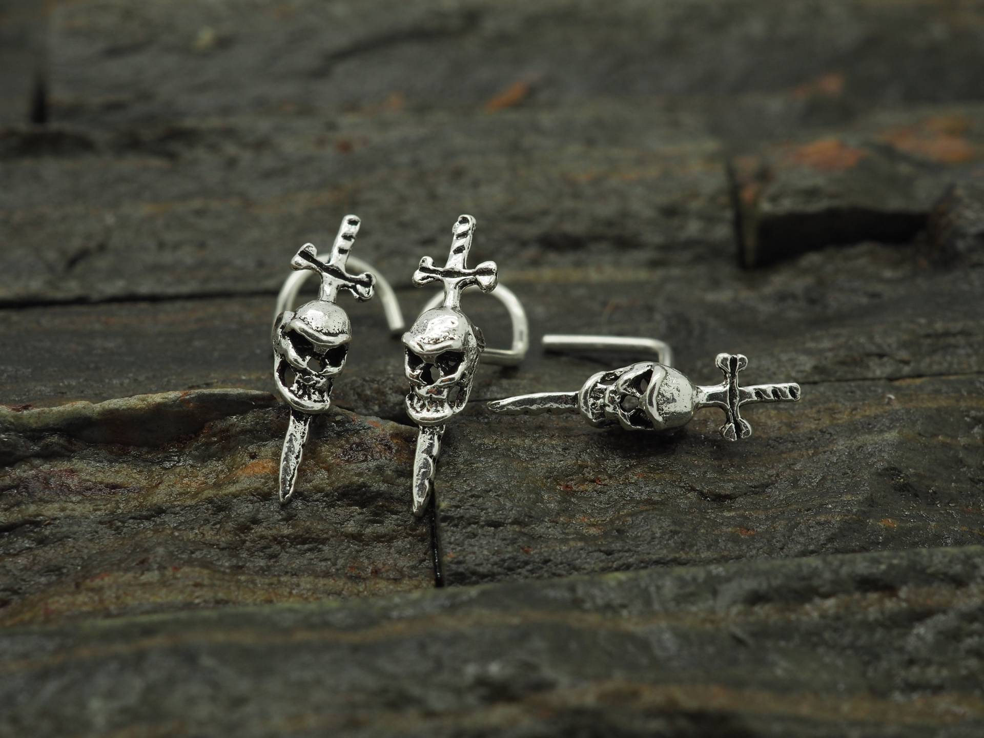 18, 20 Totenkopf Dolch Nasenstecker, Und Schwert, Körperschmuck, Silber Ohrstecker, Nase Piercing, Körper Piercing 18, 20 Totenkopf Dolch Nasenstecker, Und Schwert, Körperschmuck, Silber Ohrstecker, Nase Piercing, Körper Piercing von MinimalJewelrybyJK