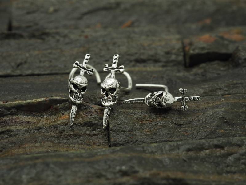 18, 20 Totenkopf Dolch Nasenstecker, Und Schwert, Körperschmuck, Silber Ohrstecker, Nase Piercing, Körper Piercing 18, 20 Totenkopf Dolch Nasenstecker, Und Schwert, Körperschmuck, Silber Ohrstecker, Nase Piercing, Körper Piercing von MinimalJewelrybyJK