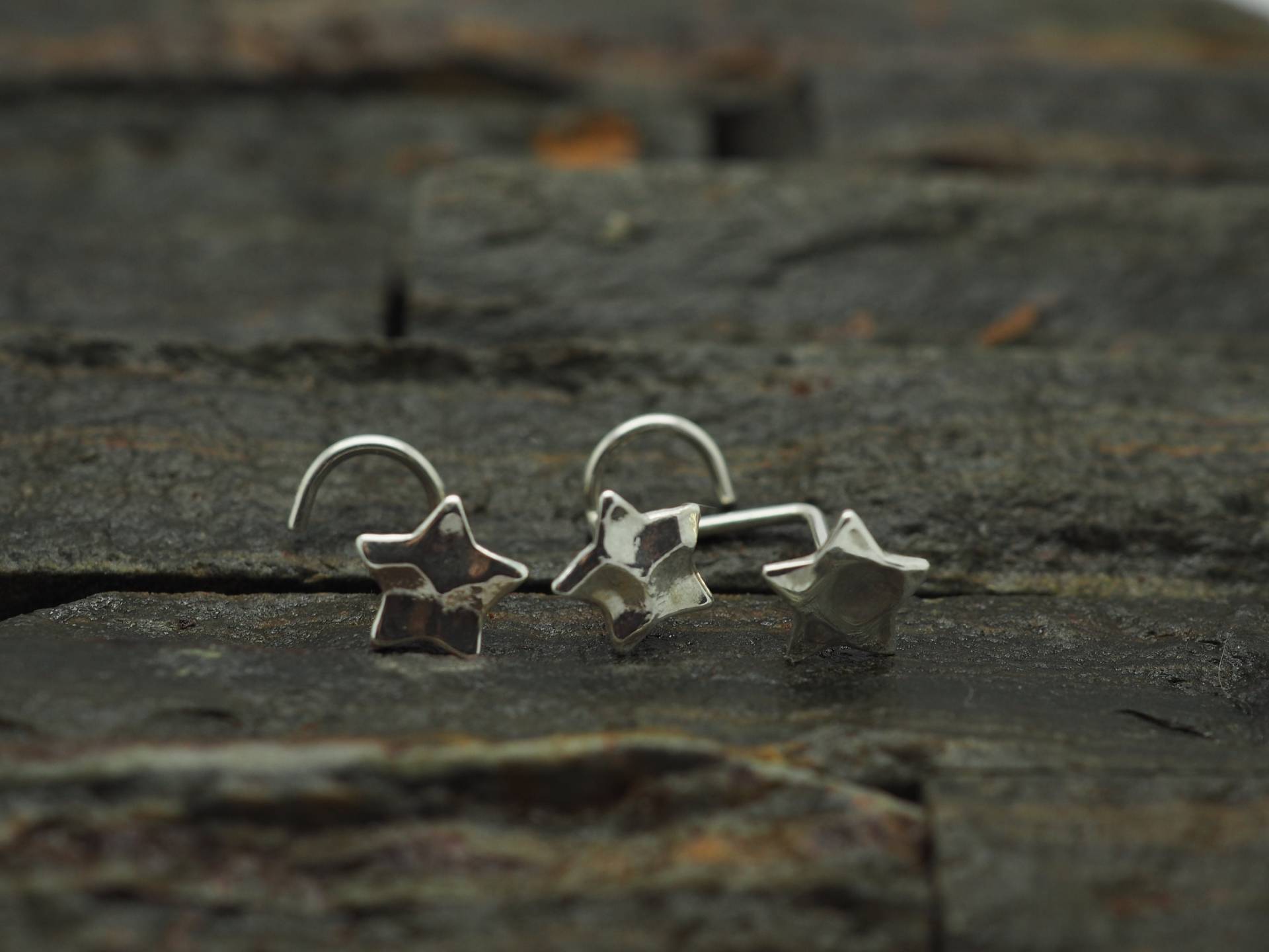 Gehämmert Stern Sterling Silber Nasenstecker - 18, 20 Gauge Gehämmert Stern Sterling Silber Nasenstecker - 18, 20 Gauge von MinimalJewelrybyJK