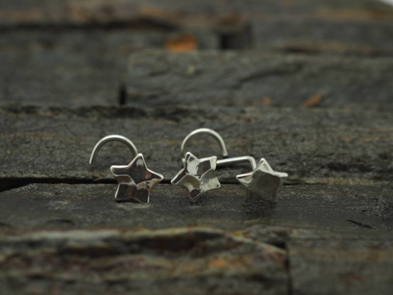Gehämmert Stern Sterling Silber Nasenstecker - 18, 20 Gauge Gehämmert Stern Sterling Silber Nasenstecker - 18, 20 Gauge von MinimalJewelrybyJK