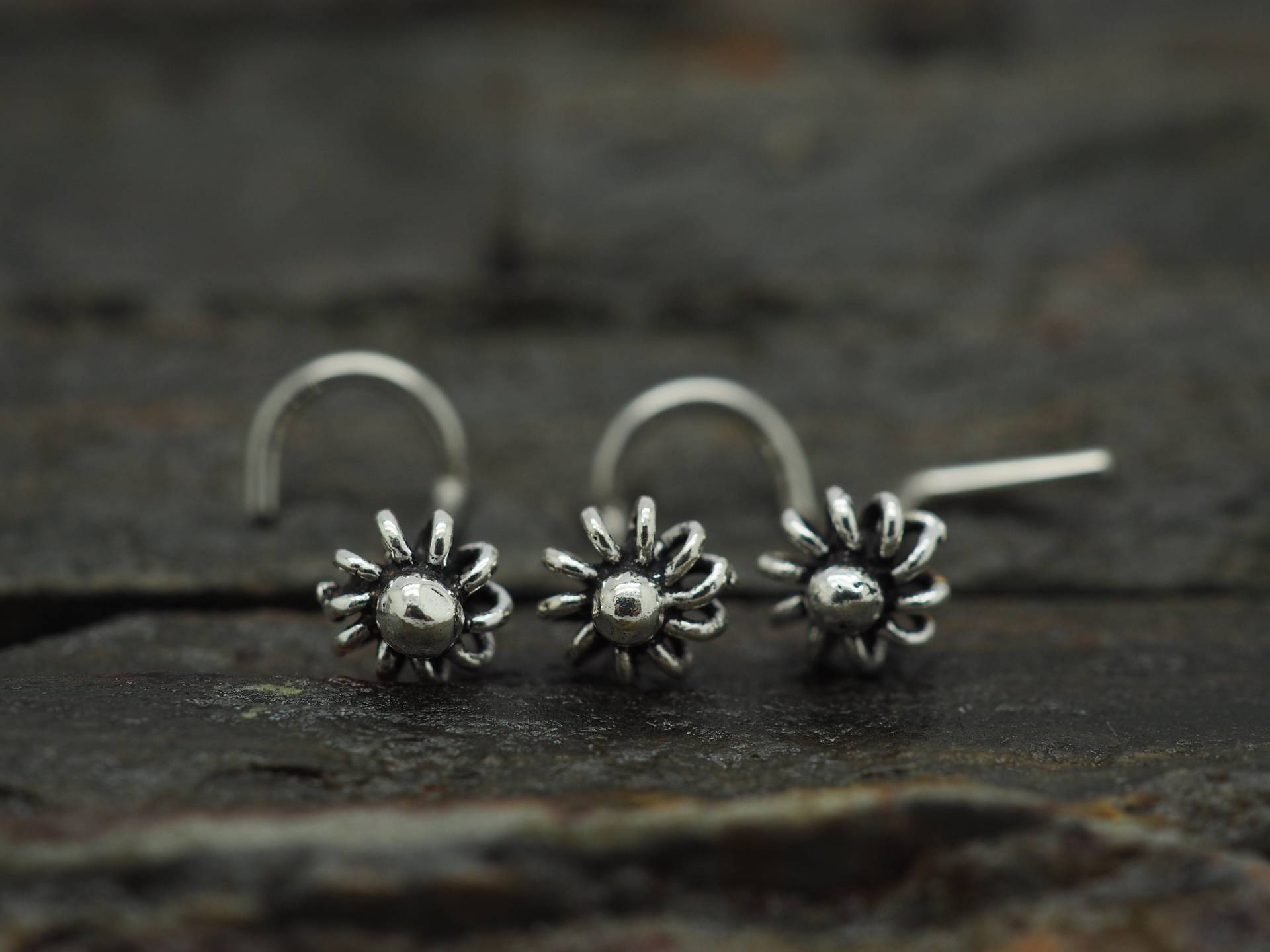 Kleiner Bali Blume Oxidierter Sterling Silber Nasenstecker | 20/18 Gauge Kleiner Bali Blume Oxidierter Sterling Silber Nasenstecker | 20/18 Gauge von MinimalJewelrybyJK