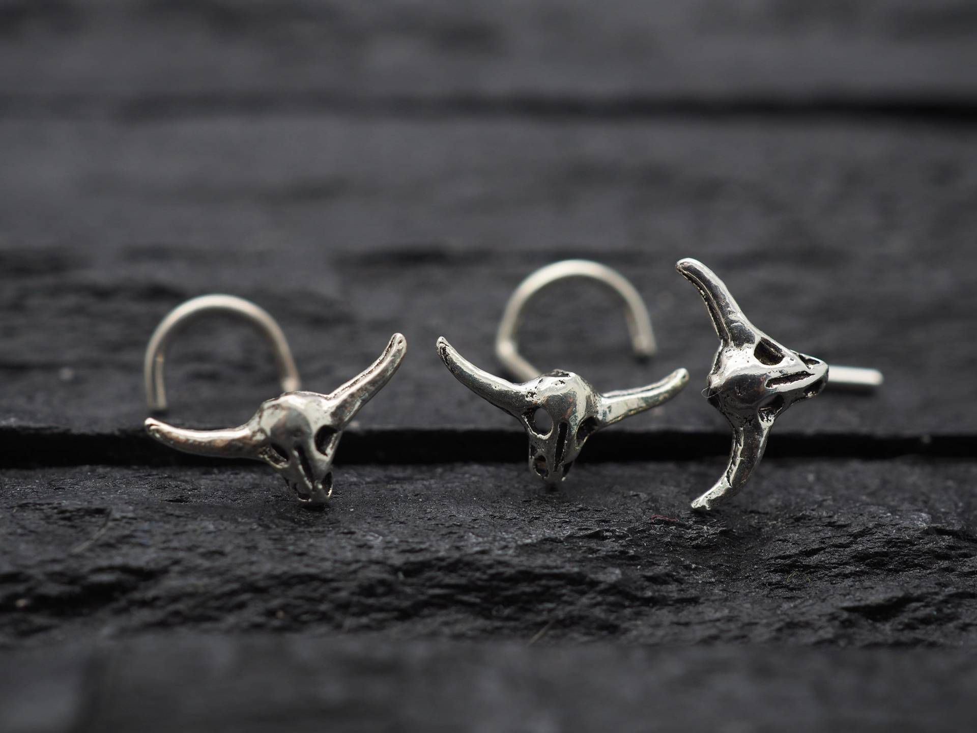 Kleiner Büffelschädel Nasenstecker 925Er Silber, 20 Gauge Kleiner Büffelschädel Nasenstecker 925Er Silber, 20 Gauge von MinimalJewelrybyJK