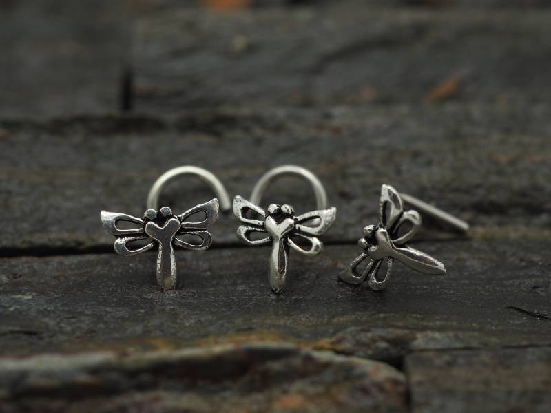 Libelle Nasenstecker Sterlingsilber - 20 Gauge Libelle Nasenstecker Sterlingsilber - 20 Gauge von MinimalJewelrybyJK
