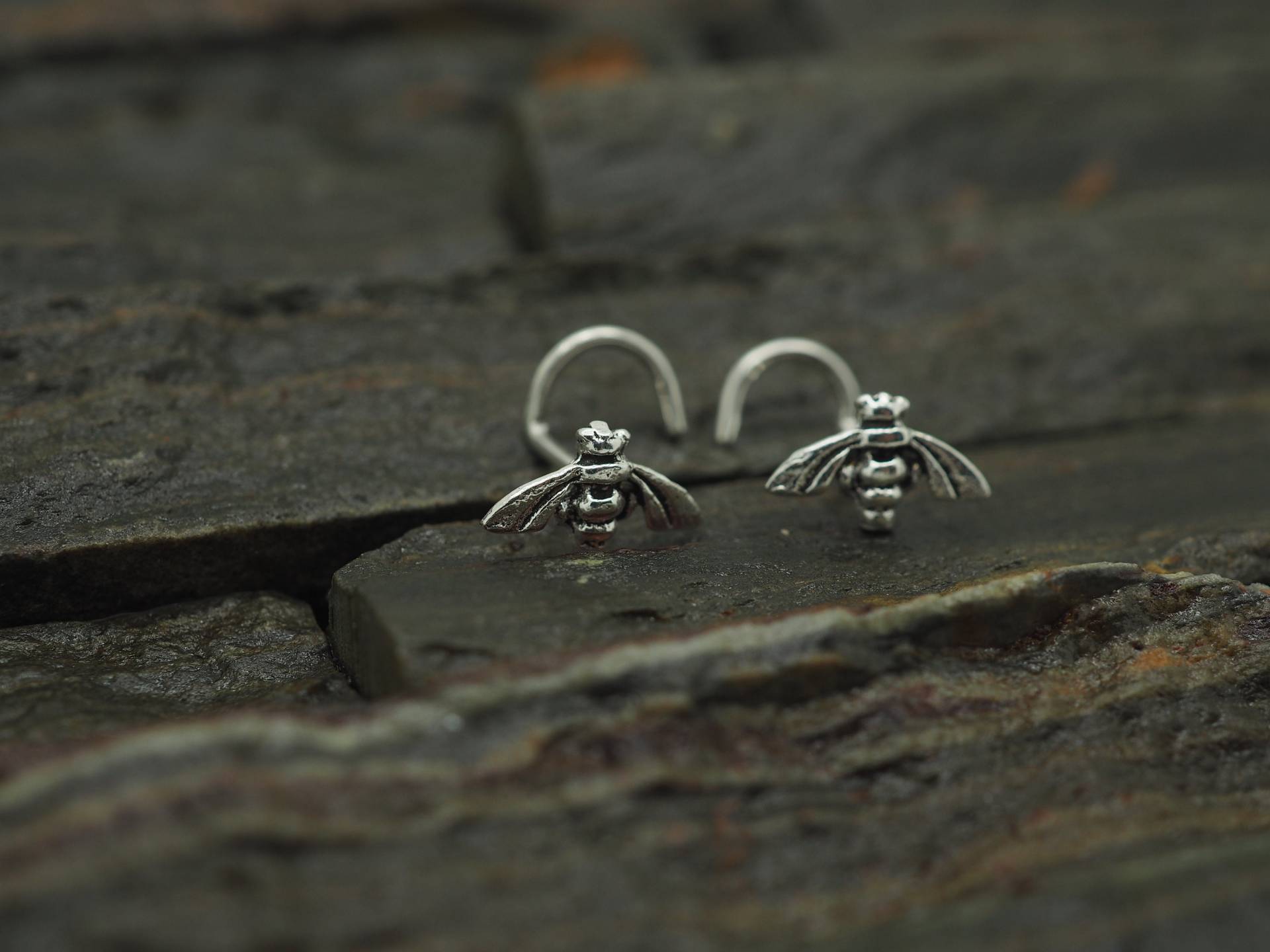 Mini Biene Sterlingsilber Nasenstecker 18, 20 Gauge Mini Biene Sterlingsilber Nasenstecker 18, 20 Gauge von MinimalJewelrybyJK