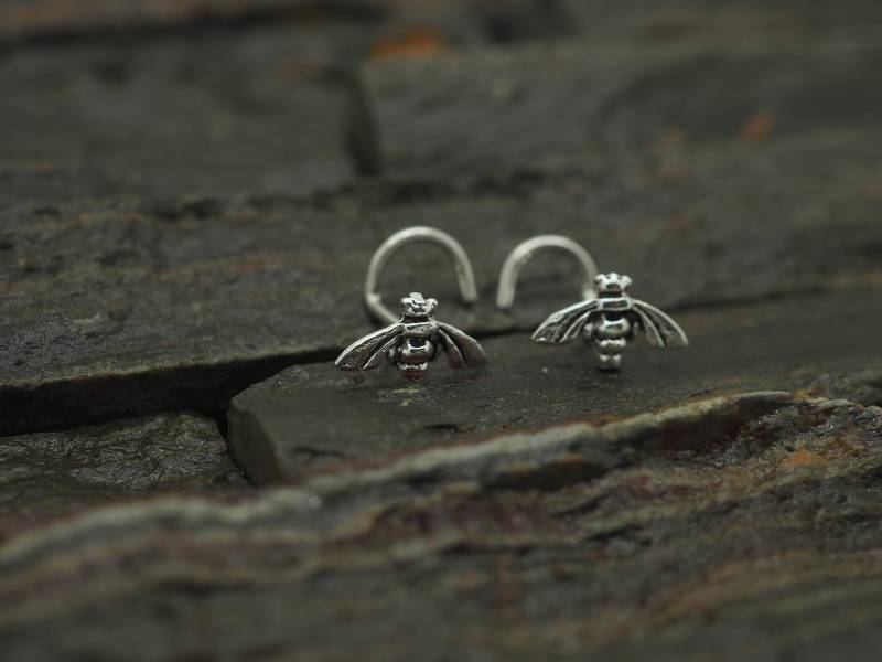 Mini Biene Sterlingsilber Nasenstecker 18, 20 Gauge Mini Biene Sterlingsilber Nasenstecker 18, 20 Gauge von MinimalJewelrybyJK