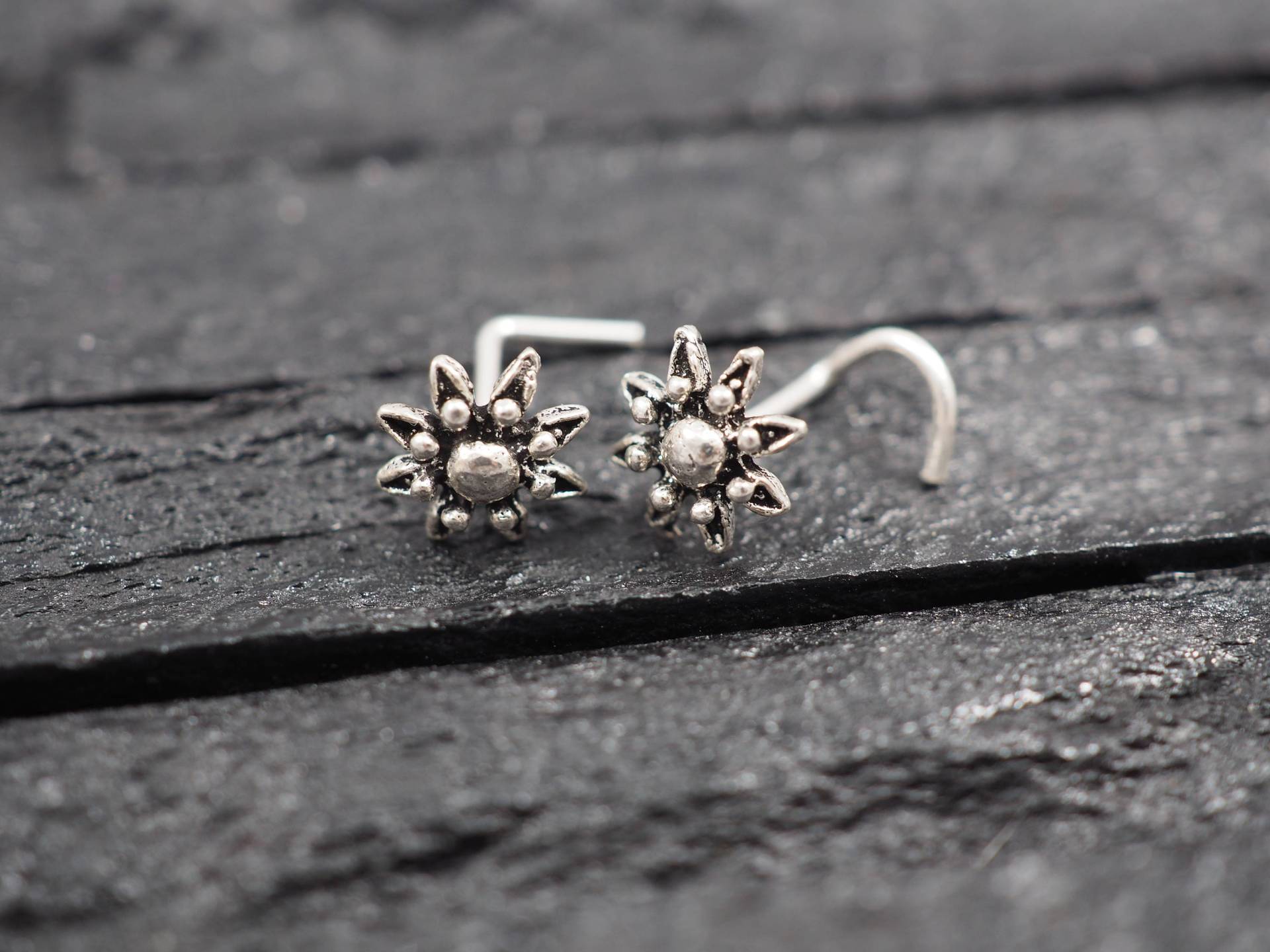 Oxidierte Sterling Silber Bali Blume Nasenstecker - 20 Gauge Oxidierte Sterling Silber Bali Blume Nasenstecker - 20 Gauge von MinimalJewelrybyJK