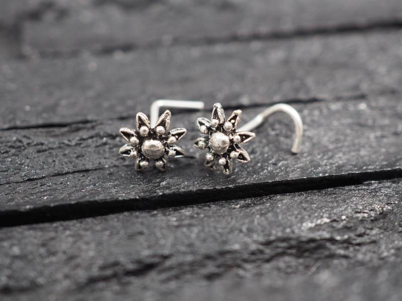 Oxidierte Sterling Silber Bali Blume Nasenstecker - 20 Gauge von MinimalJewelrybyJK