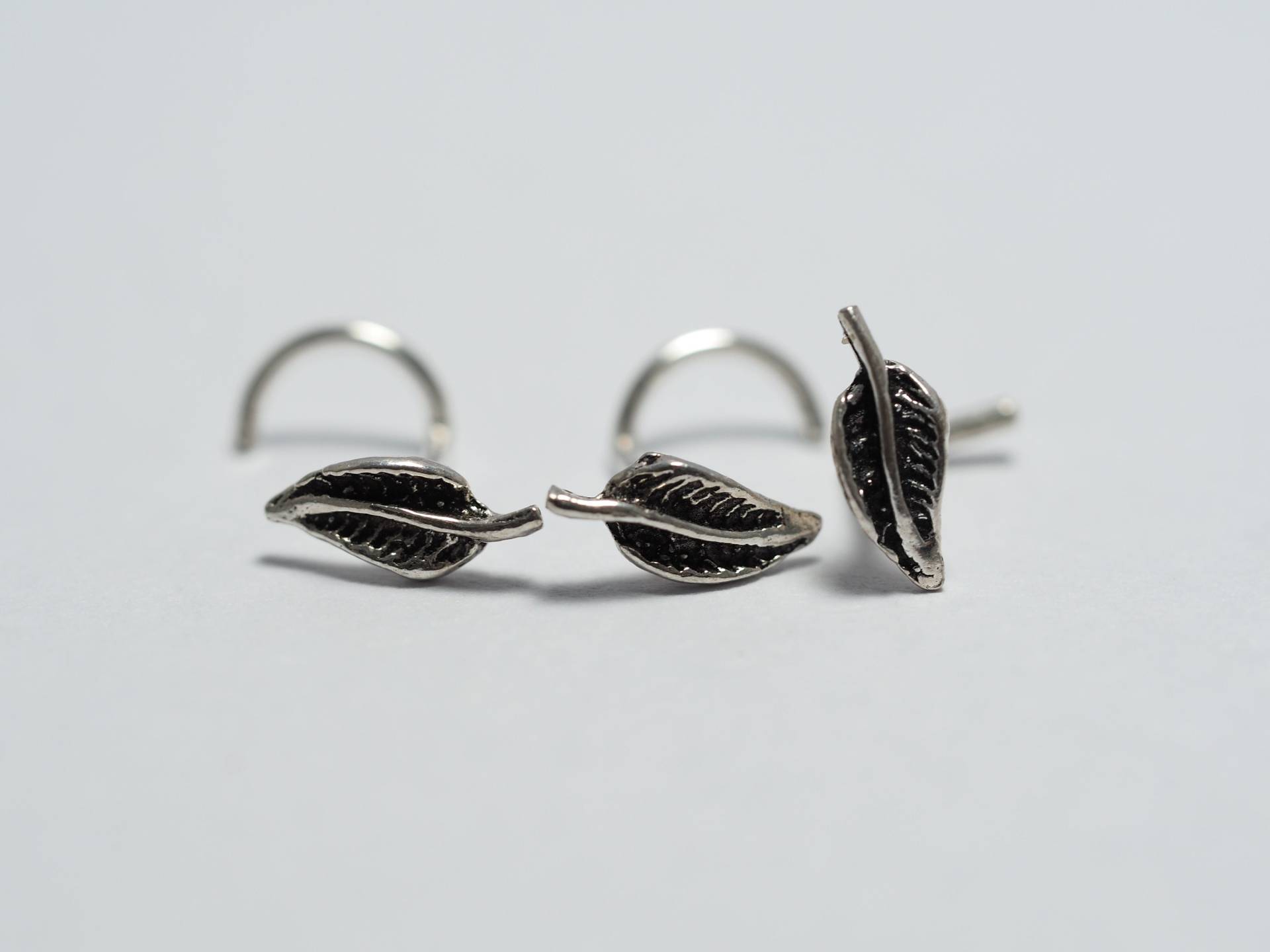 Oxidierter Sterling Silber Blatt Nasenstecker - 18, 20 Gauge Oxidierter Sterling Silber Blatt Nasenstecker - 18, 20 Gauge von MinimalJewelrybyJK