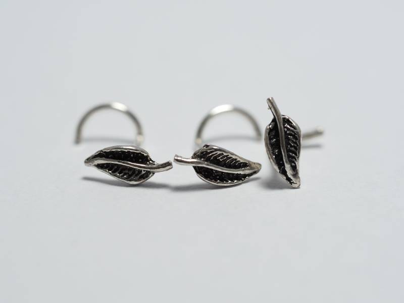 Oxidierter Sterling Silber Blatt Nasenstecker - 18, 20 Gauge Oxidierter Sterling Silber Blatt Nasenstecker - 18, 20 Gauge von MinimalJewelrybyJK