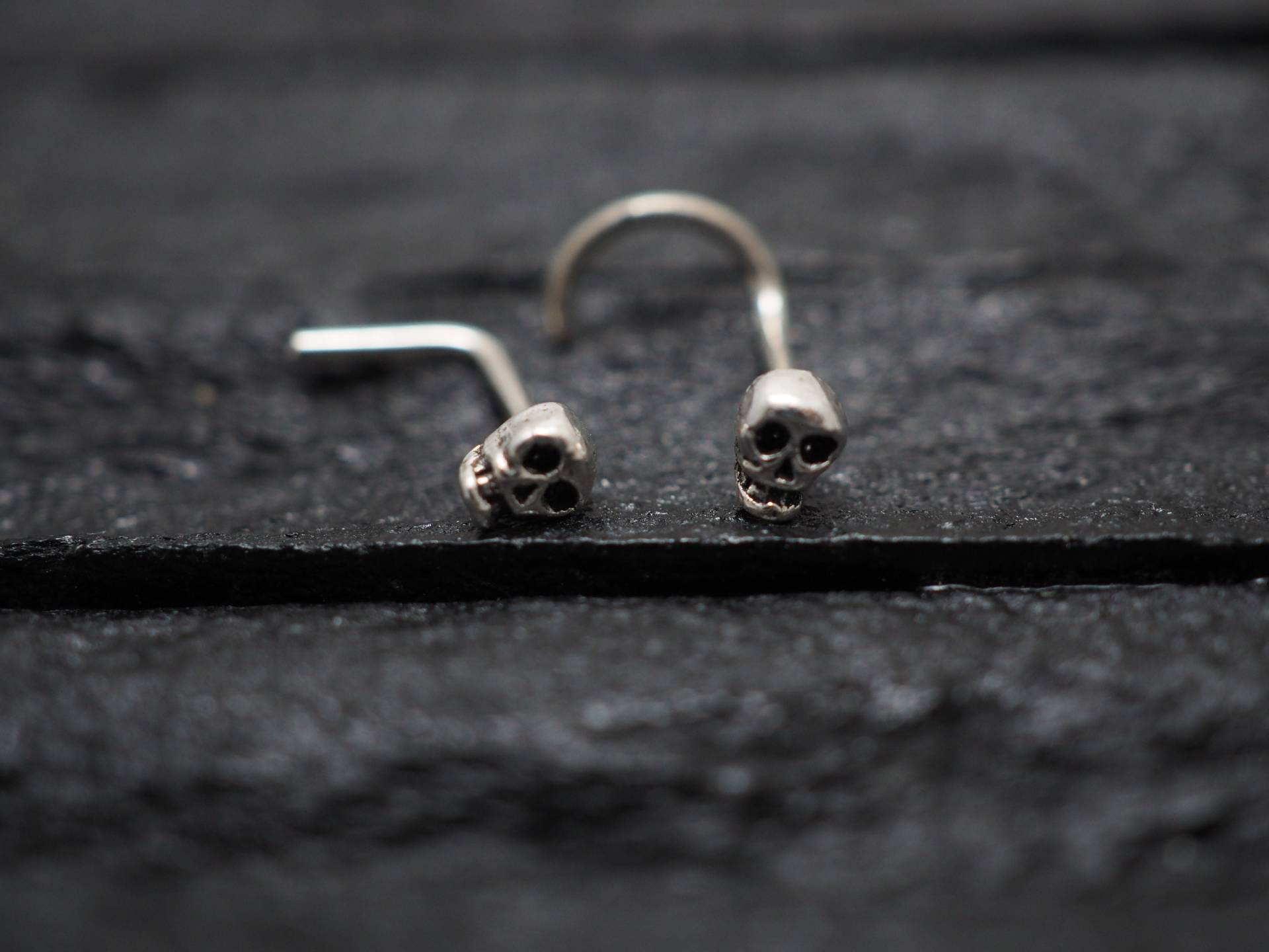 Oxidierter Sterling Silber Mini Totenkopf Nasenstecker - 18, 20 Gauge Oxidierter Sterling Silber Mini Totenkopf Nasenstecker - 18, 20 Gauge von MinimalJewelrybyJK