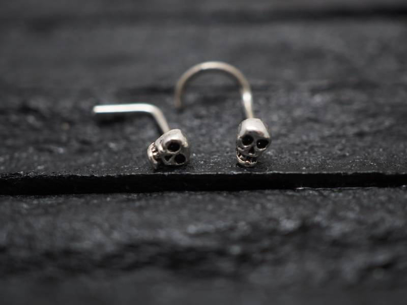 Oxidierter Sterling Silber Mini Totenkopf Nasenstecker - 18, 20 Gauge Oxidierter Sterling Silber Mini Totenkopf Nasenstecker - 18, 20 Gauge von MinimalJewelrybyJK