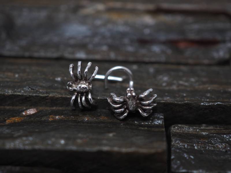 Oxidierter Sterling Silber Spinnen Nasenstecker - Gothic Piercings Schmuck Oxidierter Sterling Silber Spinnen Nasenstecker - Gothic Piercings Schmuck von MinimalJewelrybyJK