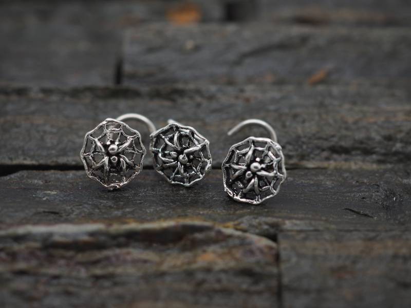 Oxidierter Sterling Silber Spinnennetz Nasenstecker - 20 Gauge Oxidierter Sterling Silber Spinnennetz Nasenstecker - 20 Gauge von MinimalJewelrybyJK
