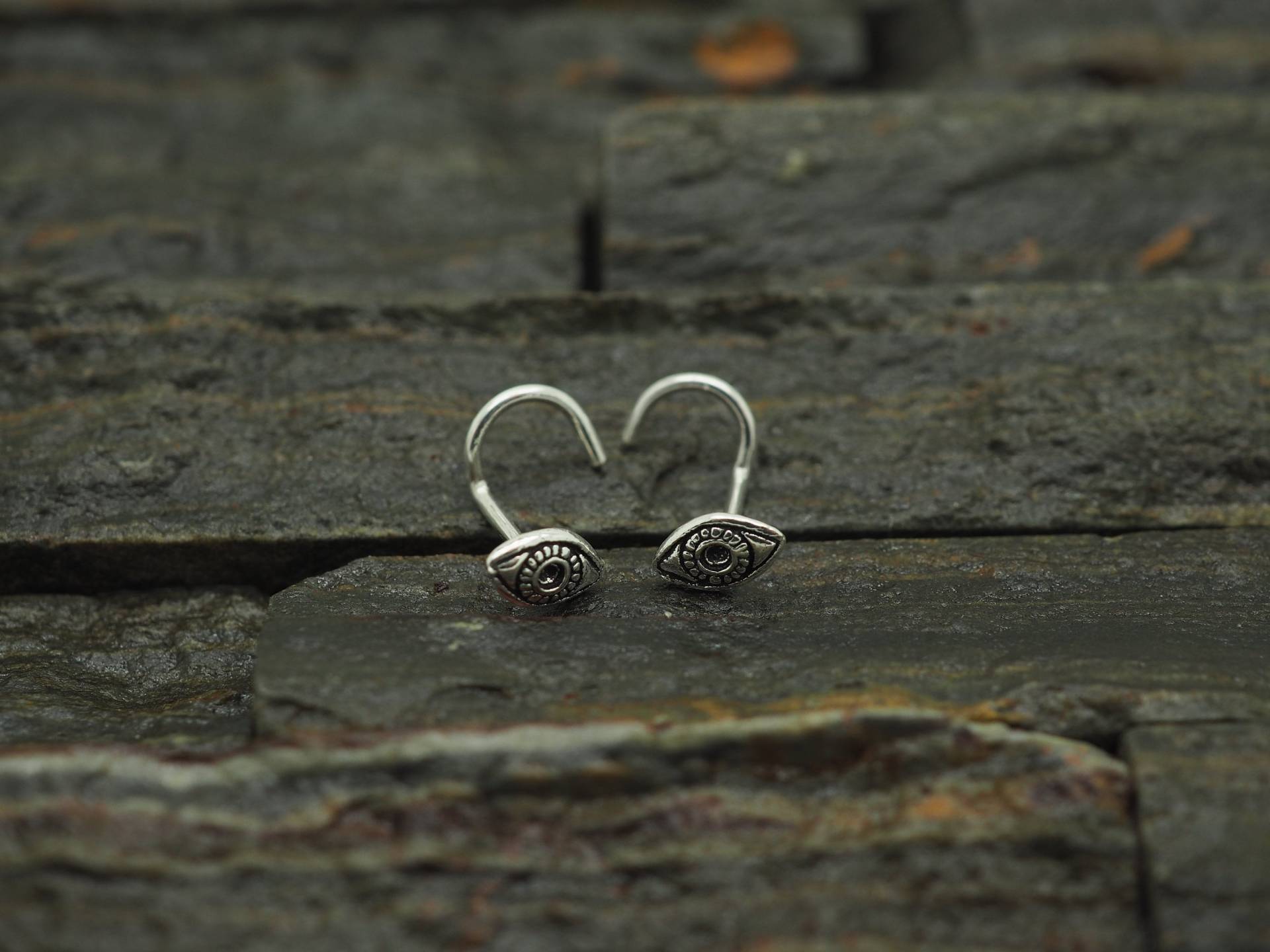Oxidierter Sterlingsilber-Augen-Nasenstecker - 20 Gauge Oxidierter Sterlingsilber-Augen-Nasenstecker - 20 Gauge von MinimalJewelrybyJK