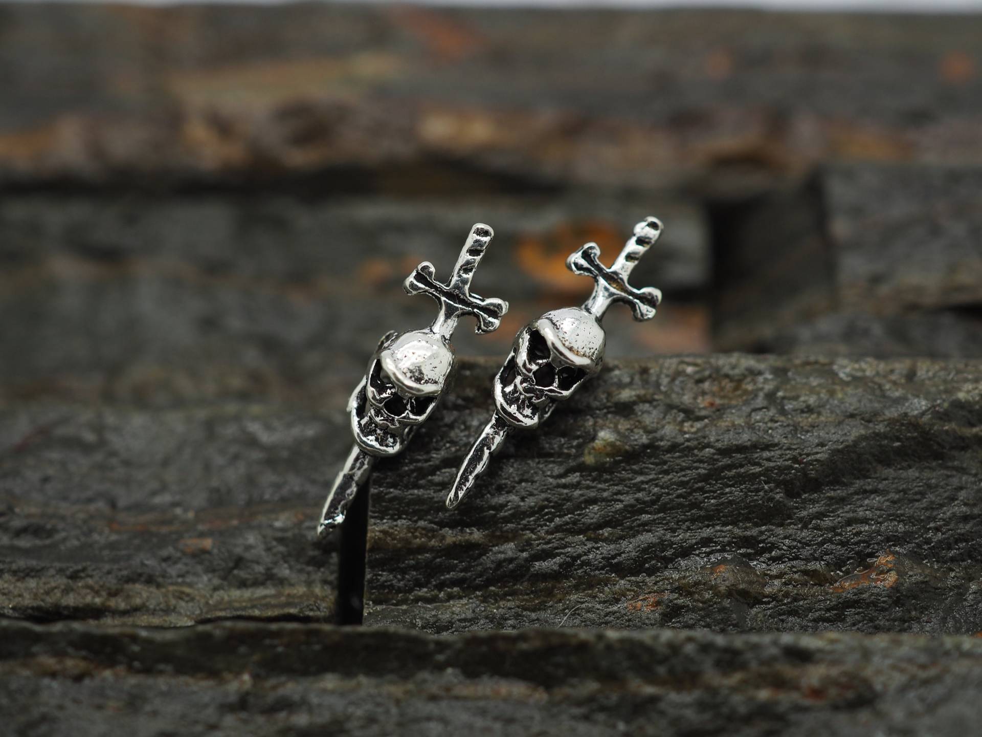 Schädel Dolch Ohrstecker, Ohrringe, Sterling Silber, Minimalist Ohrringe Schädel Dolch Ohrstecker, Ohrringe, Sterling Silber, Minimalist Ohrringe von MinimalJewelrybyJK