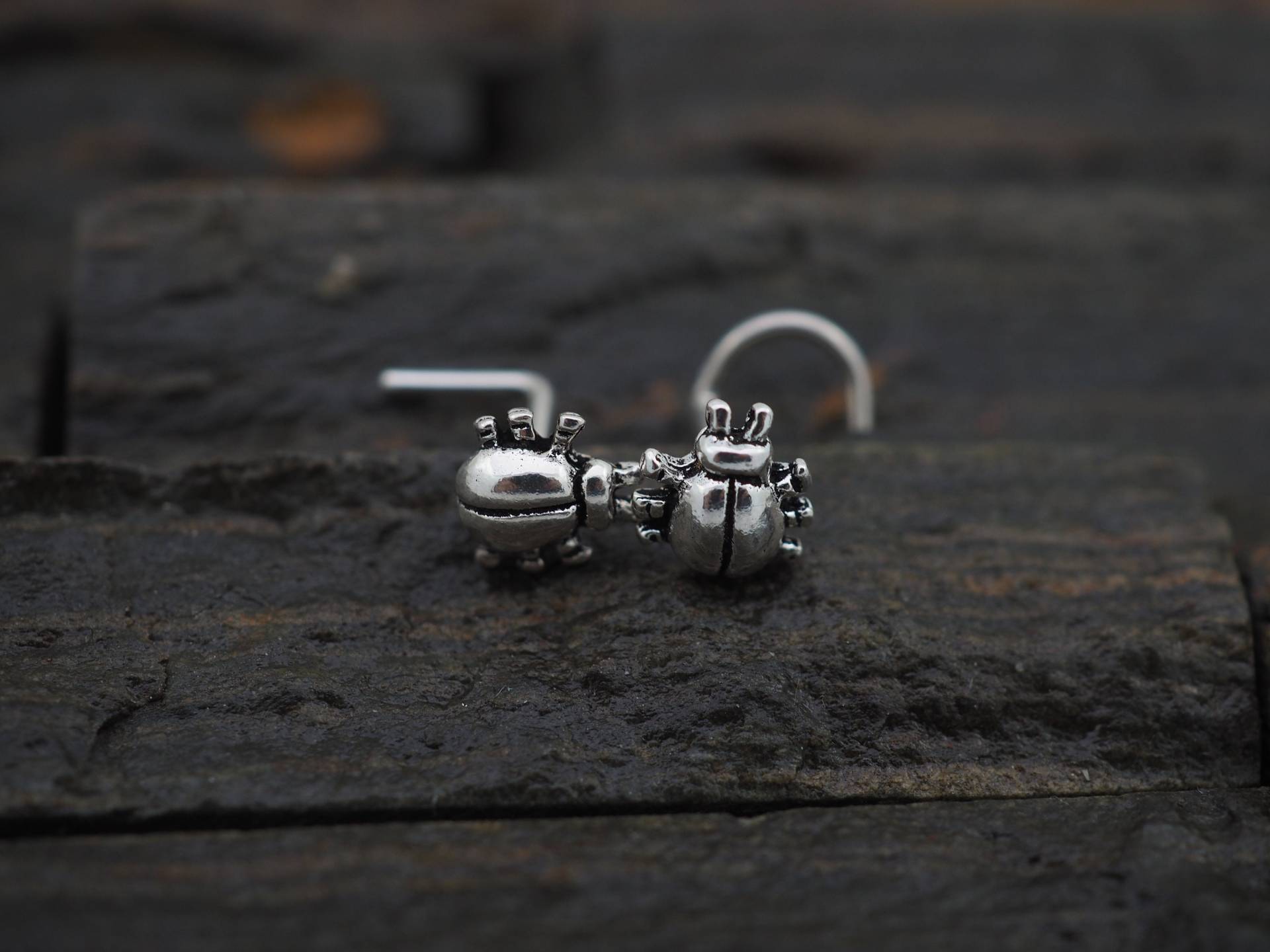 Skarabäus-Käfer-Nasenstecker Oxidierter Sterlingsilber-Insektenschmuck Skarabäus-Käfer-Nasenstecker Oxidierter Sterlingsilber-Insektenschmuck von MinimalJewelrybyJK