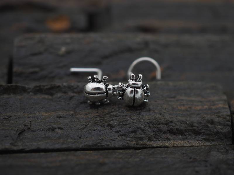 Skarabäus-Käfer-Nasenstecker Oxidierter Sterlingsilber-Insektenschmuck Skarabäus-Käfer-Nasenstecker Oxidierter Sterlingsilber-Insektenschmuck von MinimalJewelrybyJK