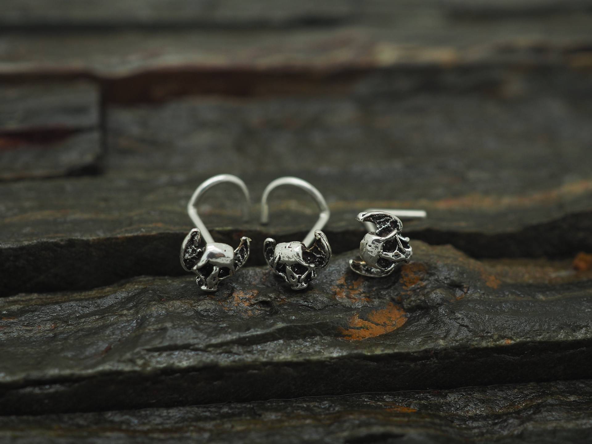 Winzige Totenkopf Sterling Silber Nase Bolzen - Body Piercing Schmuck Winzige Totenkopf Sterling Silber Nase Bolzen - Body Piercing Schmuck von MinimalJewelrybyJK
