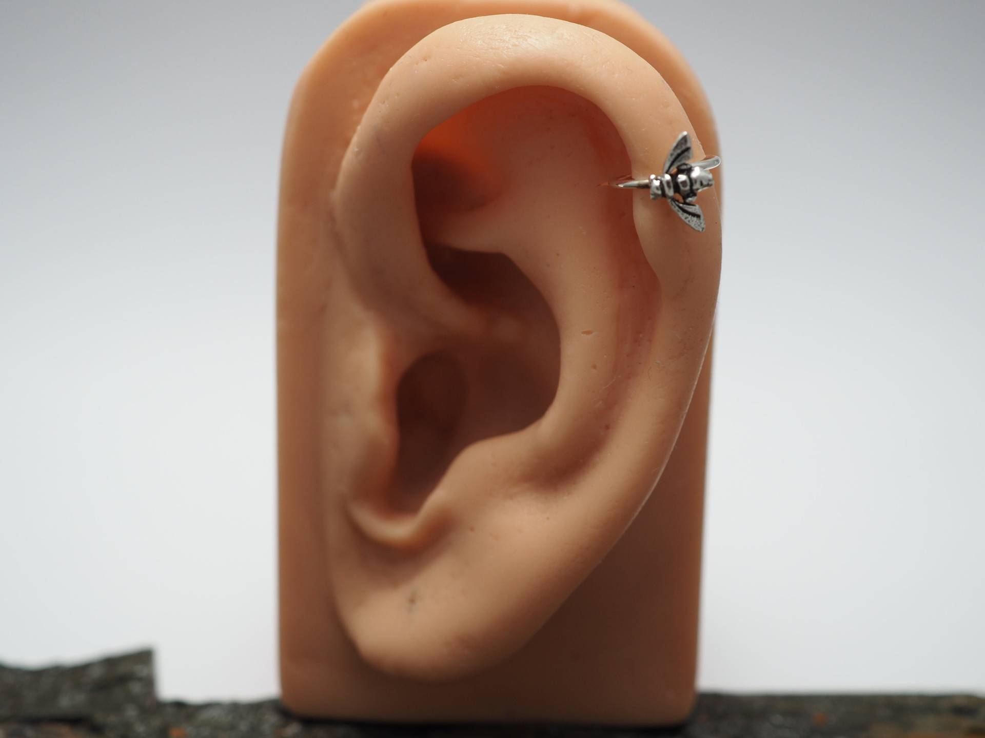 sterling Silber Bienen Helix Ohrring 20G/18G Knorpel Piercing sterling Silber Bienen Helix Ohrring 20G/18G Knorpel Piercing von MinimalJewelrybyJK