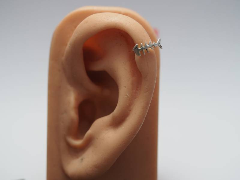 sterling Silber Fishbone Helix Ohrring Knorpel Piercing sterling Silber Fishbone Helix Ohrring Knorpel Piercing von MinimalJewelrybyJK
