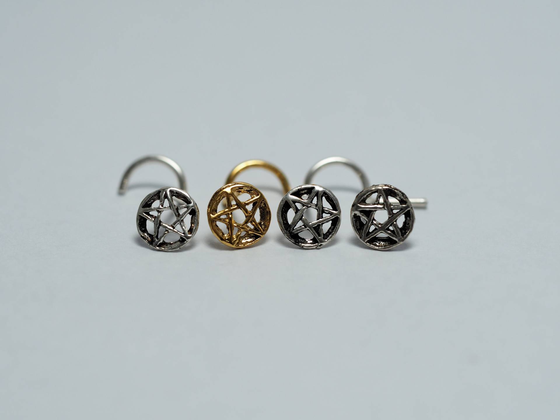 sterling Silber Pentakel Nasenstecker 18/20 Gauge Körperschmuck sterling Silber Pentakel Nasenstecker 18/20 Gauge Körperschmuck von MinimalJewelrybyJK
