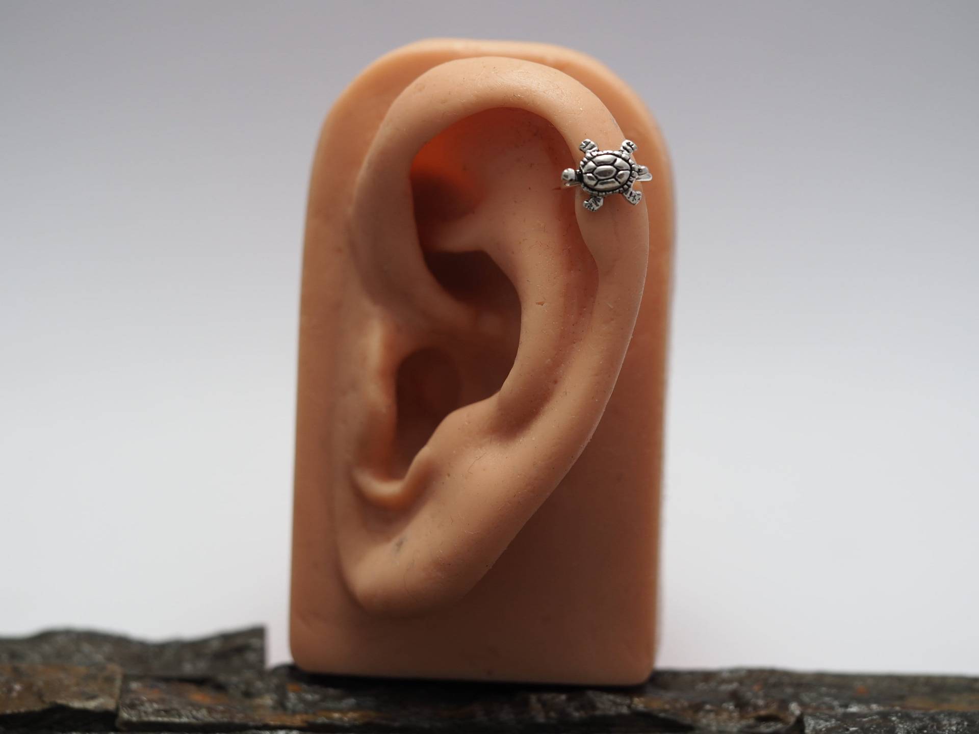 sterling Silber Schildkröte Helix Ohrring 20G, 18G Knorpel Piercing sterling Silber Schildkröte Helix Ohrring 20G, 18G Knorpel Piercing von MinimalJewelrybyJK