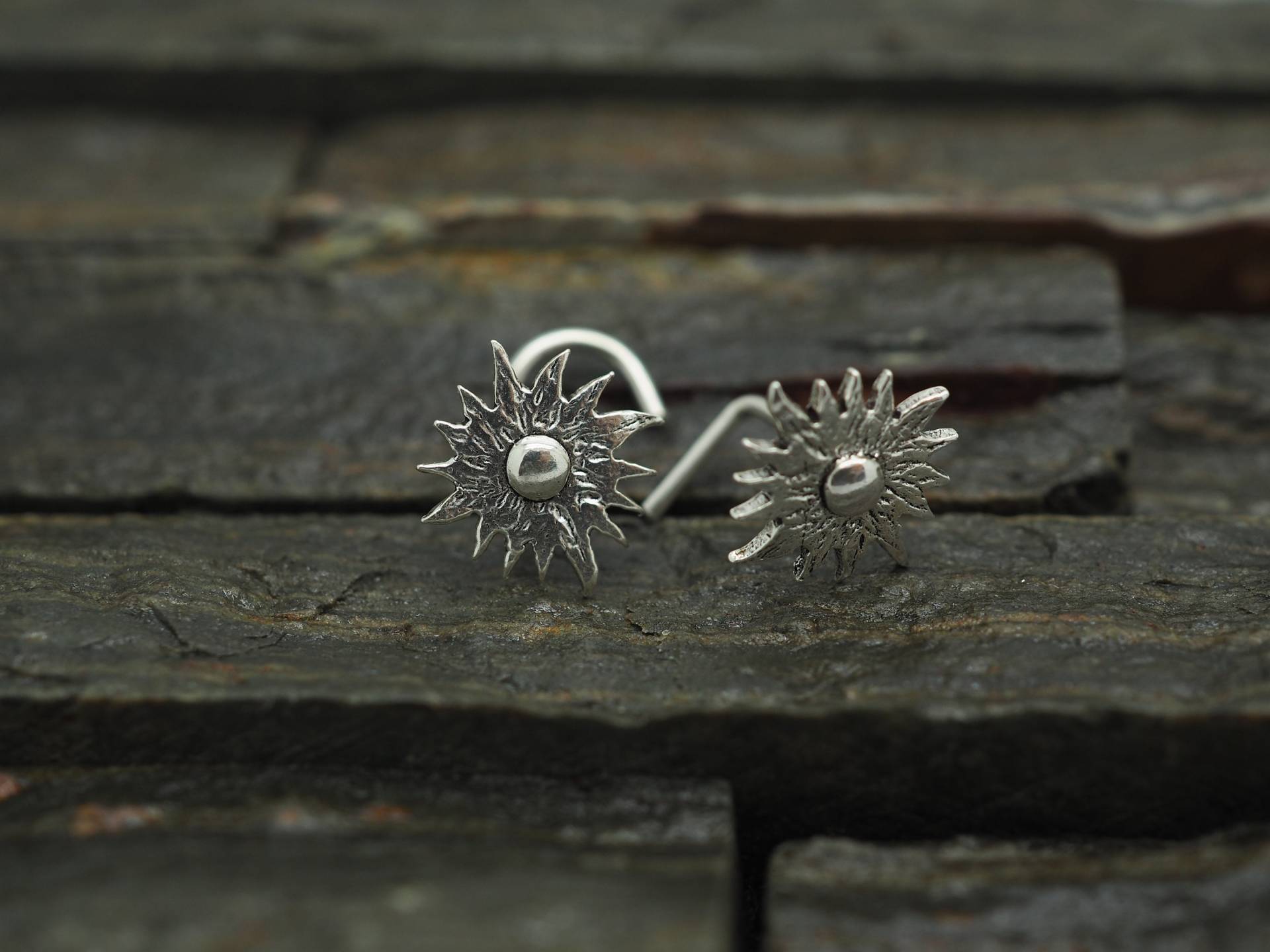 sterling Silber Sunshine Nasenstecker 20 Gauge Nasenschraube sterling Silber Sunshine Nasenstecker 20 Gauge Nasenschraube von MinimalJewelrybyJK